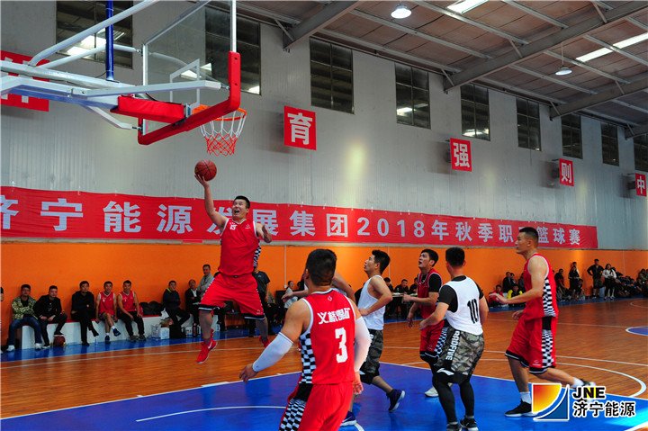 1539823107857451.jpg 2018年10月13日,义桥煤矿篮球队斩获拼搏在线官方网站-拼搏(中国)公司职工运动会篮球比赛七连冠。(董龙华)2.jpg