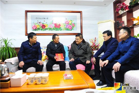 丰家雷春节前夕到拼搏在线官方网站-拼搏（中国）公司困难党员家中走访慰问