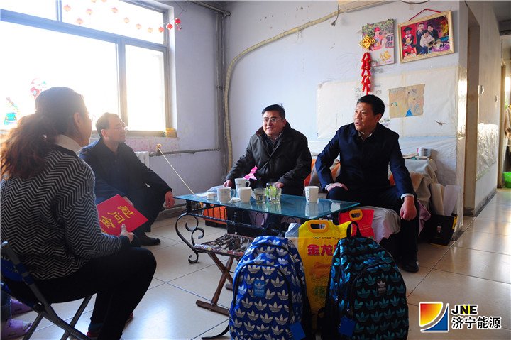 2019-1-23丰家雷 张广宇走访困难职工（拼搏在线官方网站-拼搏（中国）
能源运河煤矿洗煤厂职工宋文涛）.jpg