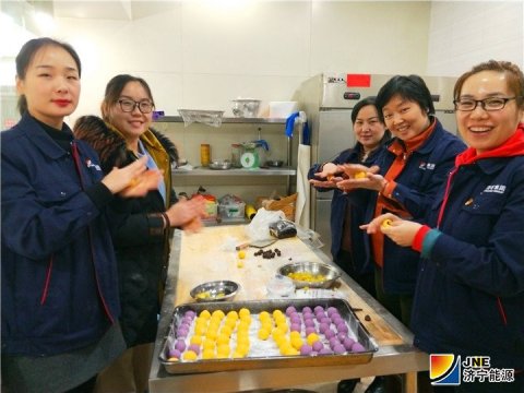 拼搏在线官方网站-拼搏（中国）机关举办“包汤圆送祝福庆佳节”活动