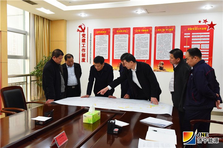 1551239224389738.jpg 2019年2月25日,拼搏在线官方网站-拼搏(中国)公司总经理张广宇来矿检查指导矿井复产工作(摄影:范栋).jpg