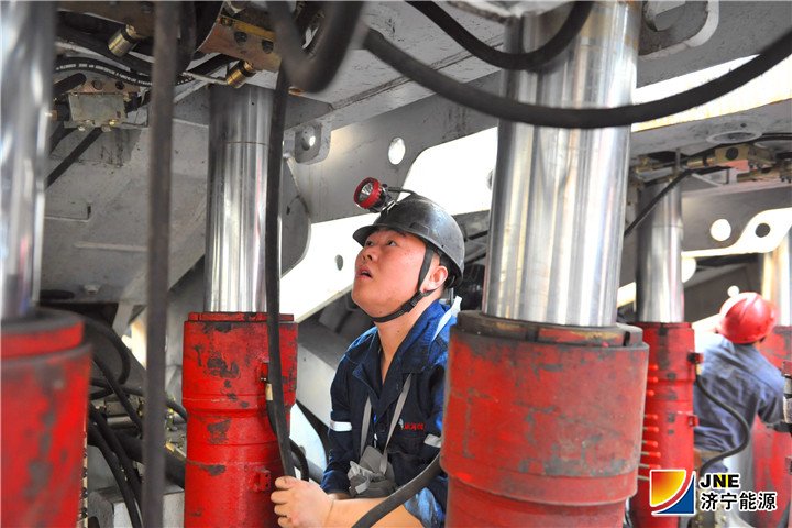 2019年4月8日，运河煤矿职工胡灿宾喜获拼搏在线官方网站-拼搏（中国）
市“五一”劳动奖章(陶文军 张弘）.jpg