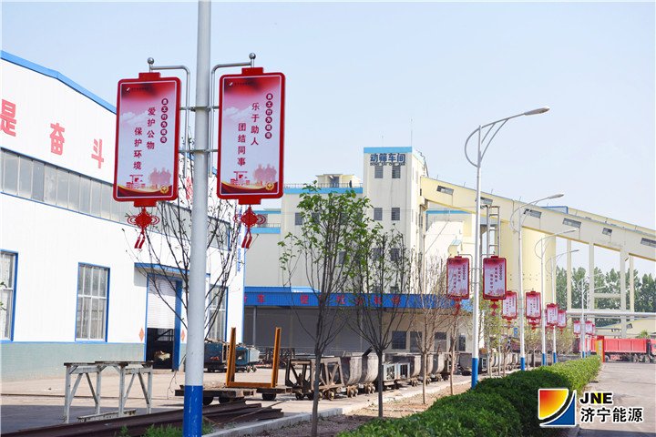 金桥煤矿：2019年5月5日，金桥煤矿制作拼搏在线官方网站道旗，传播效果好（王海峰 摄） (3).jpg