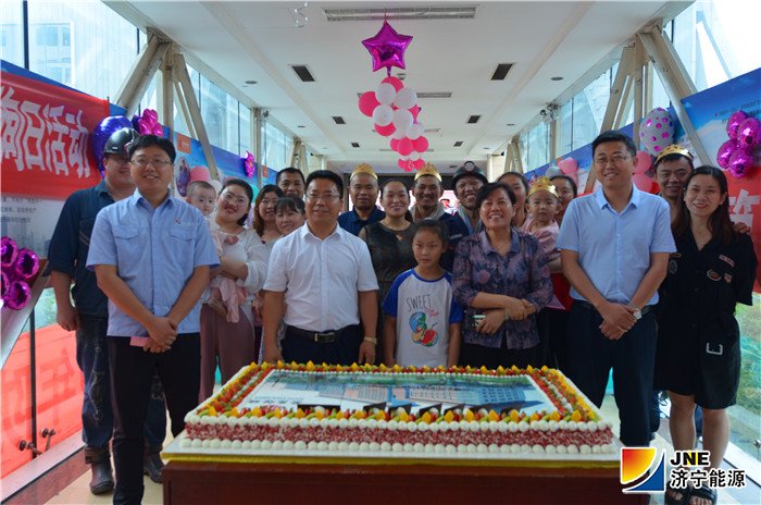 1560996991189425.jpg 2019年6月16日,安居煤矿为职工举办神秘生日会(陈晨摄).jpg