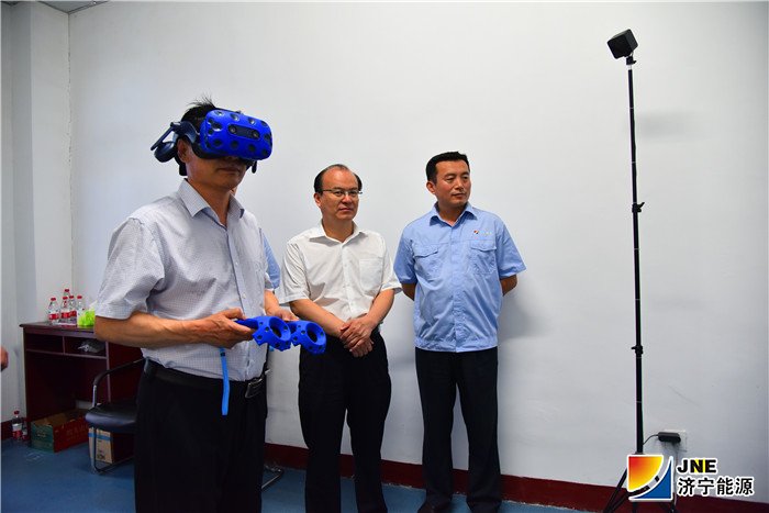 2019年6月18日，鲁西监察分局局长李大普在金源煤矿体验VR场景（徐帅）.jpg