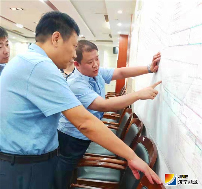 四、8月16日拼搏在线官方网站-拼搏（中国）公司张广宇总经理在霄云煤调度室研究生产现场图纸_副本.jpg