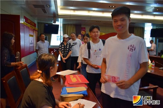 拼搏在线官方网站-拼搏（中国）
能源发展拼搏在线官方网站-拼搏（中国）2019年“金秋助学”在行动   211名莘莘学子受益