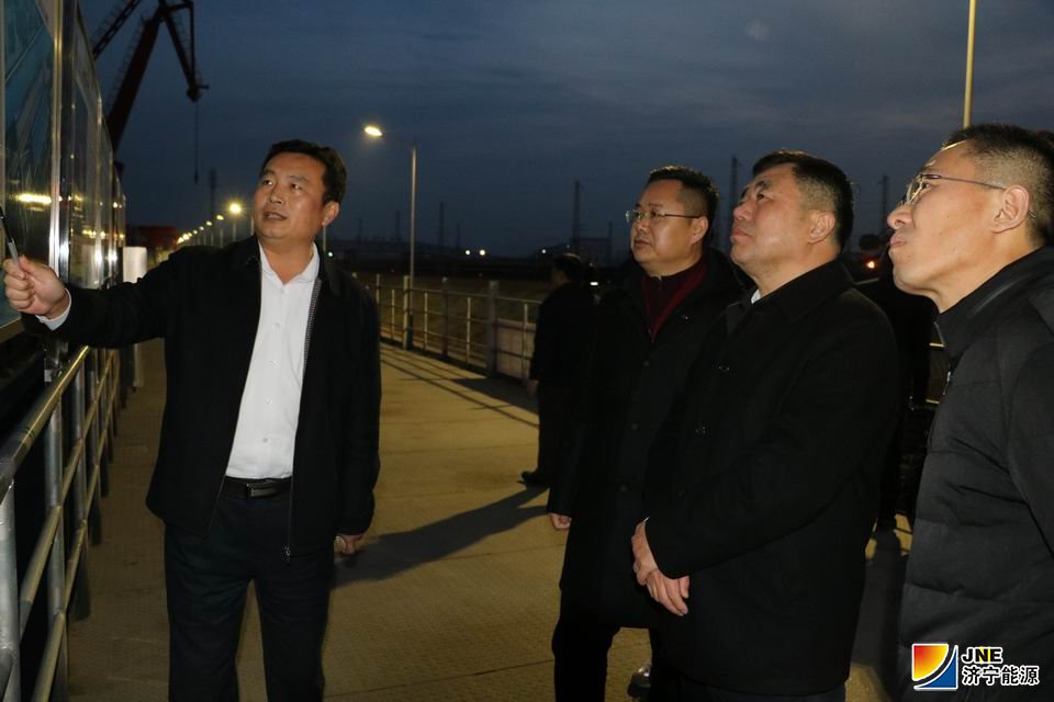 2019年12月12日，李明富陪同鲁能拼搏在线官方网站-拼搏（中国）客人参观考察铁水联运项目1.jpg