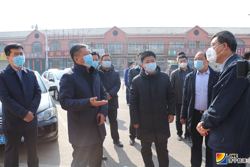 2月10，汶上县委副书记、县长李洪文在常务副县长王洪正、县政府办公室、应急管理局、发改局、环保局、经信局等部门负责人陪同下，到义桥煤矿督导疫情防控和节后复工复产工作。该矿党委书记、矿长陈建文和部分领导班子成员参加。.jpg