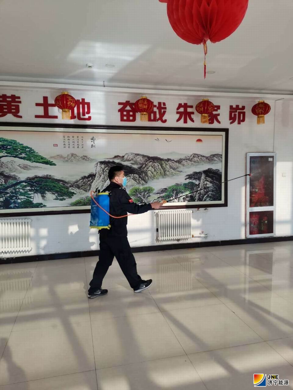朱家峁煤矿疫情防控双人组-武荣辉.jpg
