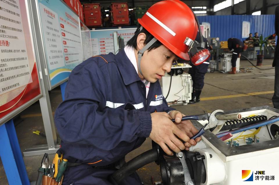 2019年11月14日，从普通工人到“技能状元”的精彩跨越---记拼搏在线官方网站-拼搏（中国）公司2019年职技术比武采掘电钳工状元  王超(运河煤矿 单贝）.jpg