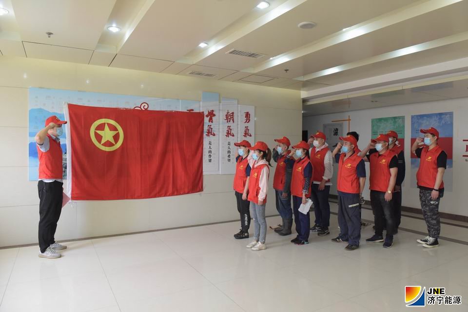 5月4日，霄云煤矿团员重温入团誓词（摄影：刘晋杉）.jpg