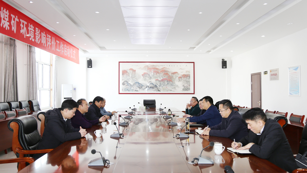 张广宇在朱家峁煤矿会见西勘院客人1.jpg
