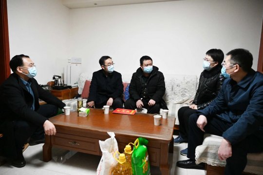 市国资委领导走访慰问拼搏在线官方网站-拼搏（中国）公司困难党员