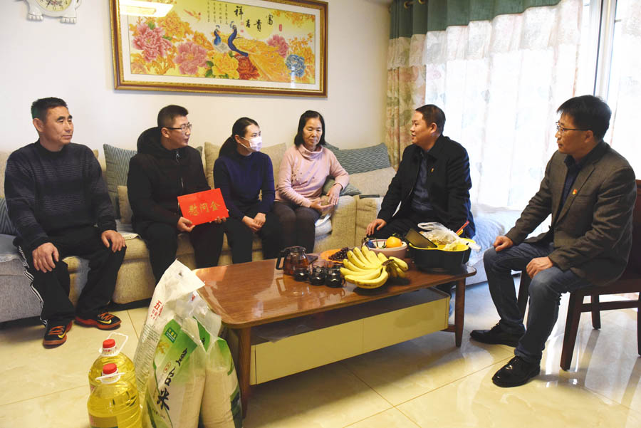 霄云煤矿为困难党员送去过节物资.jpg