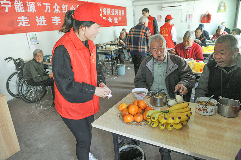 1620466741763436.jpg 拼搏在线官方网站-拼搏(中国)
能源“万众红心”志愿者服务队孤寡老人们送去温暖和关爱。.jpg