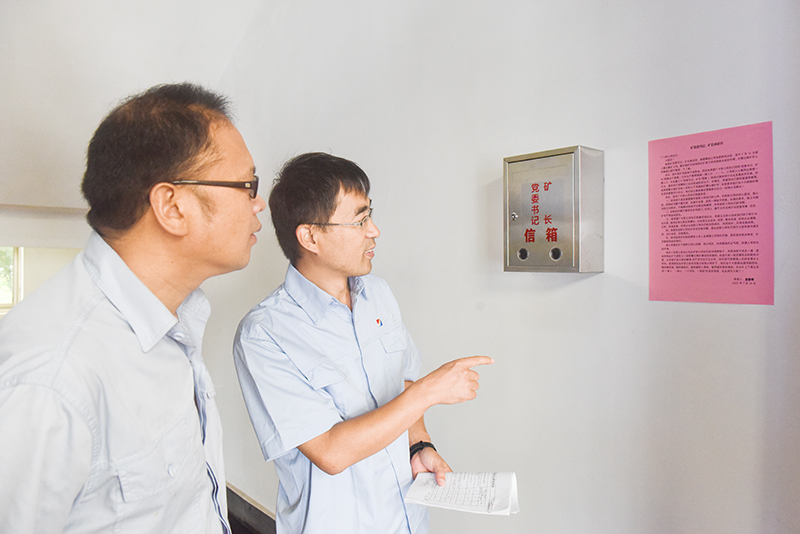 企业对矿长信箱进行宣传，估计群众建言献策.jpg