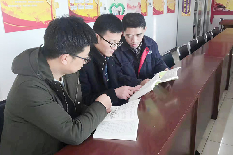 1636600325296981.jpg 2021年11月10日,《煤矿职工安全手册》在运河煤矿被“抢读”(单贝) (2).jpg