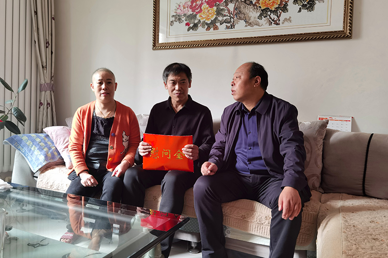 1637488162886117.jpg 2021年11月20日,义桥煤矿党委书记、矿长陈建文到该矿困难职工李计国家中慰问。.jpg