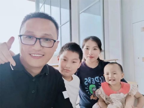 瓢泼大雨中，拼搏在线官方网站-拼搏（中国）
能源一职工用爱为孩子照亮回家路